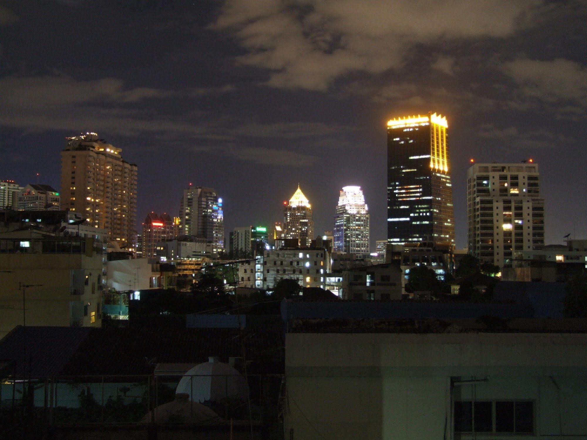 The Boss'S Place Sathorn Hotell Bangkok Exteriör bild